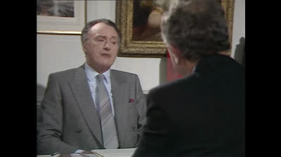 1x08. Uno de los nuestros (Si, Primer Ministro). Yes, Prime Minister